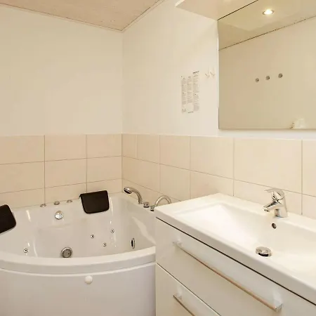 Two-bedroom Holiday In 4 بيت للعطل